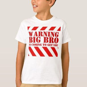 La advertencia de los niños tira la camiseta de un
