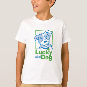 La afortunada camiseta de perro del niño