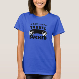 La agilidad divertida persigue la camiseta del