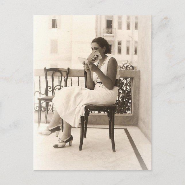 La alegría de leer la postal (Anverso)