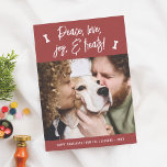 La alegría del amor por la paz trata a los Navidad<br><div class="desc">Envíe alegría por las vacaciones con esta tarjeta de Navidades adorable que incluye el saludo escrito a mano "Paz, amor, alegría y dulces" y huesos dibujados en blanco sobre un fondo rojo festivo. En el medio de la tarjeta, hay una foto de su perro mascota! Debajo, dice "Felices Felices Fiestas"...</div>