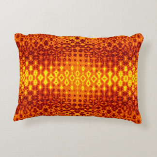 La almohada de acento naranja quemada por Boho.