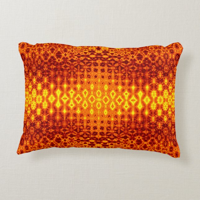 La almohada de acento naranja quemada por Boho. (Reverso)