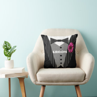 La almohada de Tuxedo del Rosa Gerber Daisy Groom