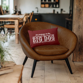 La almohada lumbar de la camiseta del perro grande