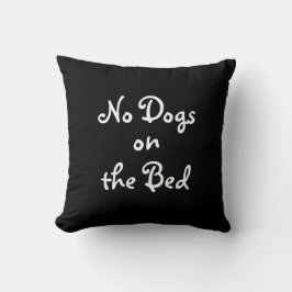 La almohada negra y blanca "sin perros en la cama"