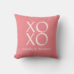 La almohada XOXO de San Valentín personalizable ro