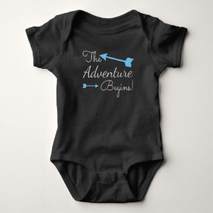 La aventura comienza Camisetas de niño con flecha