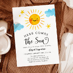 La Baby Shower de Sunshine llega a la invitación d<br><div class="desc">Carta de invitación a la ducha de bebé con ilustracion acuático de un sol sonriente con estrellas y nubes. El texto dice "Aquí viene el hijo"</div>
