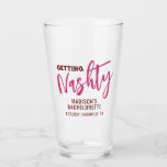 La Bachelorette de Nashville Personalizada<br><div class="desc">Fiesta personalizada de soltero o Chicas Amigos de fin de semana Viaje Personalizado Beer Pint Glasses con texto editable y texto con fecha de viaje,  destino o ubicación,  nombre y cita divertida como "Get Nashty" en rosa y borgoña.</div>
