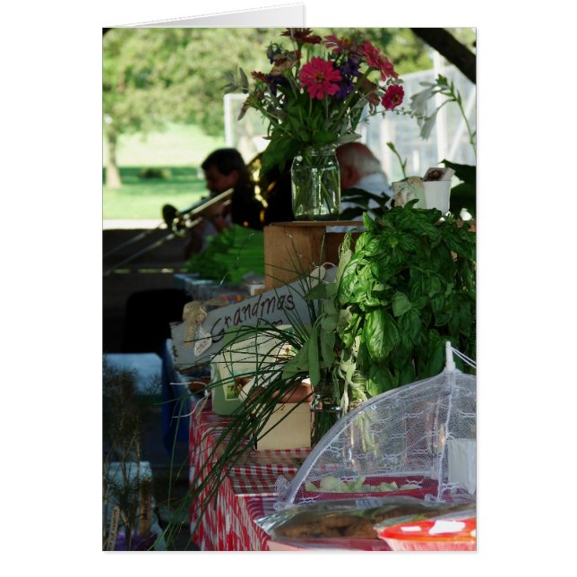 La banda juega en el mercado de los agricultores (Frente)