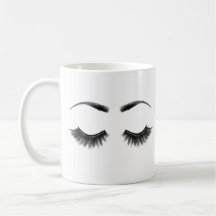 La belleza linda compone las pestañas y la taza de