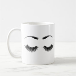 La belleza linda compone las pestañas y la taza de