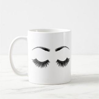La belleza linda compone las pestañas y la taza de