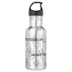 La bestia de la nieve revisa la botella de agua