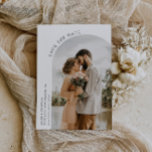 La boda moderna en arco salva la tarjeta de fecha<br><div class="desc">diseño moderno de arco de guiones con una imagen de pareja y texto personalizado. Las características de texto de este diseño se pueden editar</div>