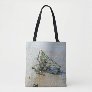La bolsa de asas desechada de la carretilla que