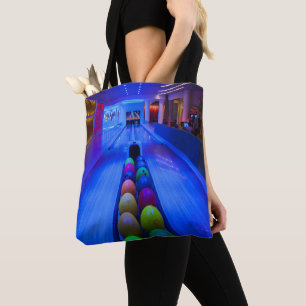 La bolsa de asas negra del color claro de las
