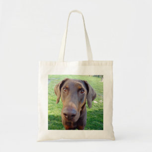 La bolsa de asas roja del doberman