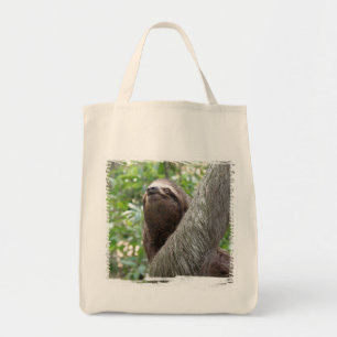 La bolsa de asas tocada con la punta del pie tres