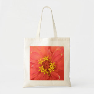 La bolsa de la tota de la macro zinnia roja