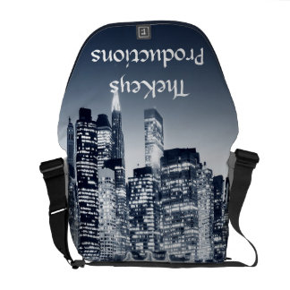 La bolsa de mensajero del horizonte de la ciudad