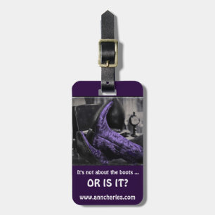 La bota señala la etiqueta del equipaje