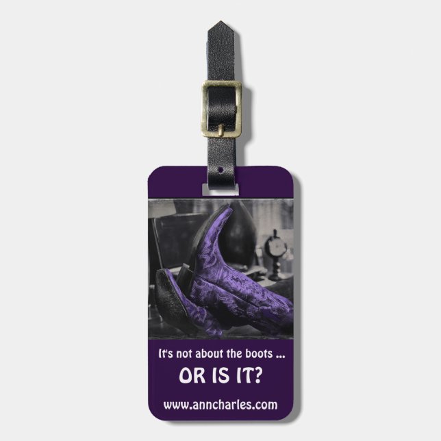 La bota señala la etiqueta del equipaje (Frente Vertical)