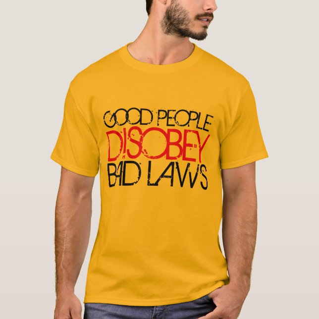La "buena gente desobedece camiseta de las malas (Anverso)