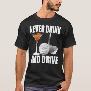 La Camisa De La Pelota De Golf Nunca Bebe Ni Condu