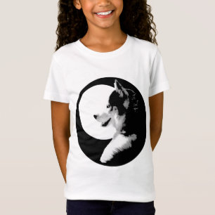 La camisa fornida de la camiseta del chica de
