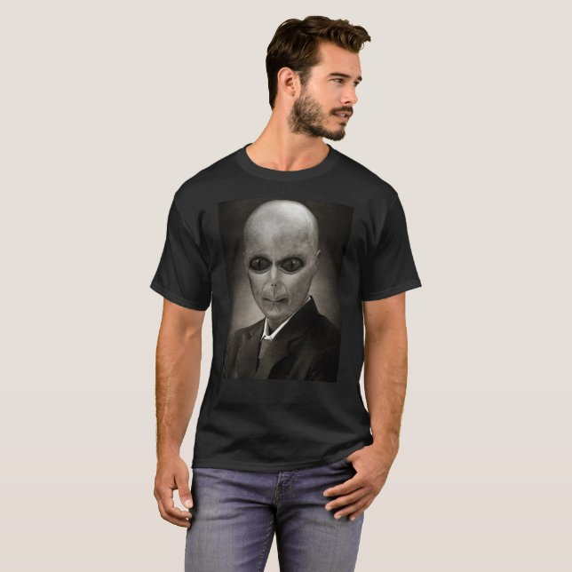 La camisa negra de los hombres reptiles (Anverso completo)