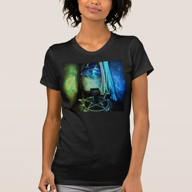 La camiseta básica oscura de las señoras del sitio (Anverso)