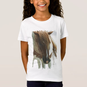 La camiseta cabida del chica del caballo salvaje