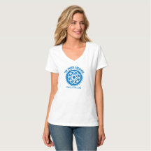 La camiseta con cuello de pico de las mujeres de