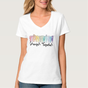 La camiseta con cuello de pico junto de mujeres