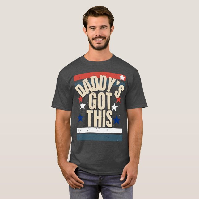 La camiseta Daddy’s Got This – Divertida Retro Vin (Anverso completo)