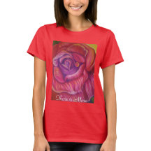 La camiseta de la mujer con la impresión del rosa