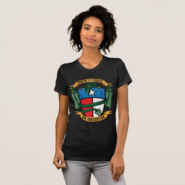 La camiseta de la mujer de NTRPGCon (Anverso completo)