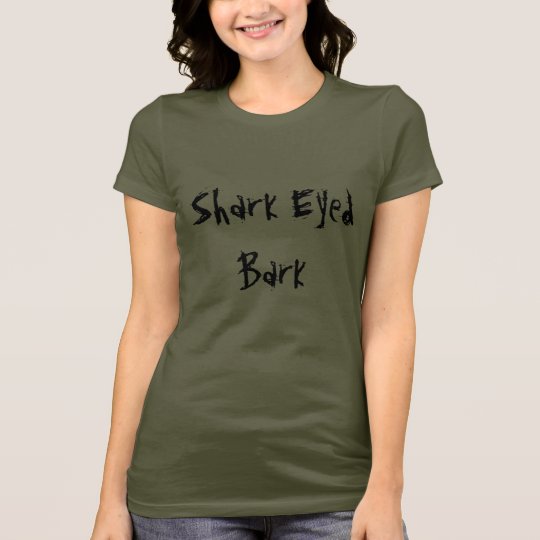 La camiseta de la mujer observada tiburón de la