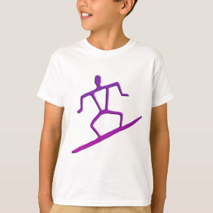 La camiseta de la persona que practica surf del