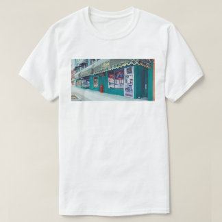 La camiseta de los hombres de la barra del parque