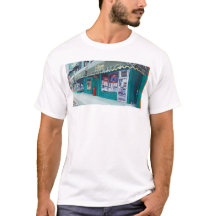 La camiseta de los hombres de la barra del parque