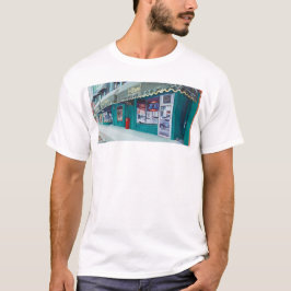 La camiseta de los hombres de la barra del parque