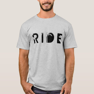 La camiseta de los hombres del paseo
