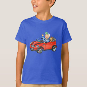 La camiseta de los niños oscuros del coche rojo