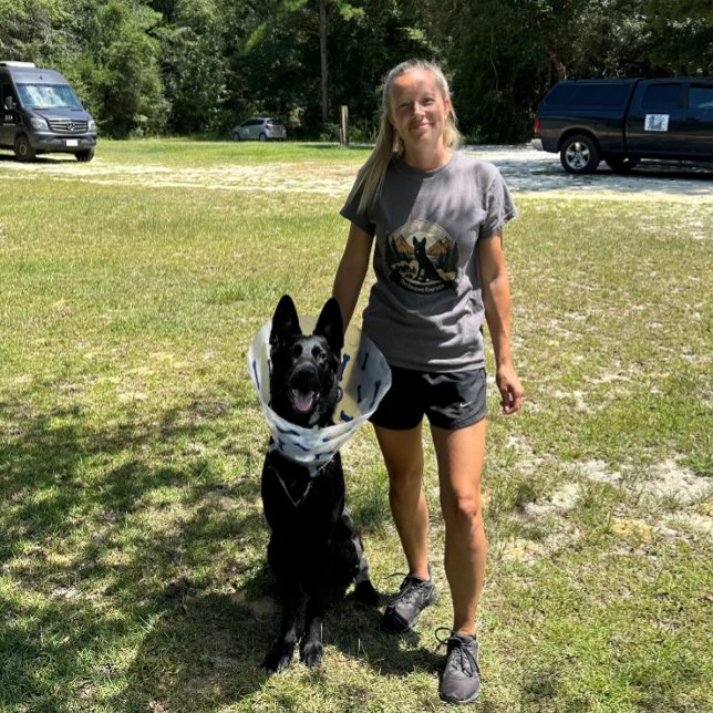 La camiseta de Pantera (Our trainer Emily in a Pantera T-Shirt with Pantera wearing a cone after her emergency surgery.)