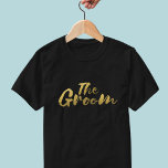 La camiseta del Boda negro con guión de broom Gold<br><div class="desc">Una camiseta especial para The Groom - ¡todos sabrán que eres el hombre afortunado que se casa!</div>