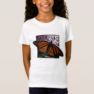 La camiseta del chica de la mariposa de monarca