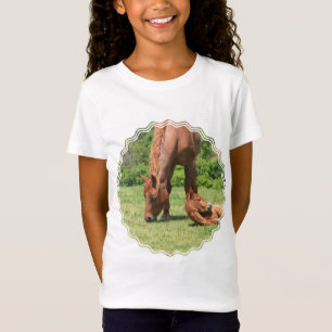 La camiseta del chica de la yegua y del potro